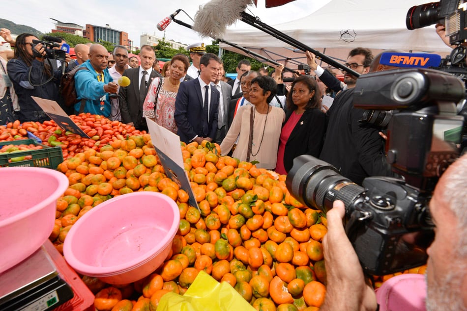 Retour images: Manuel Valls fait son marché aux Camélias