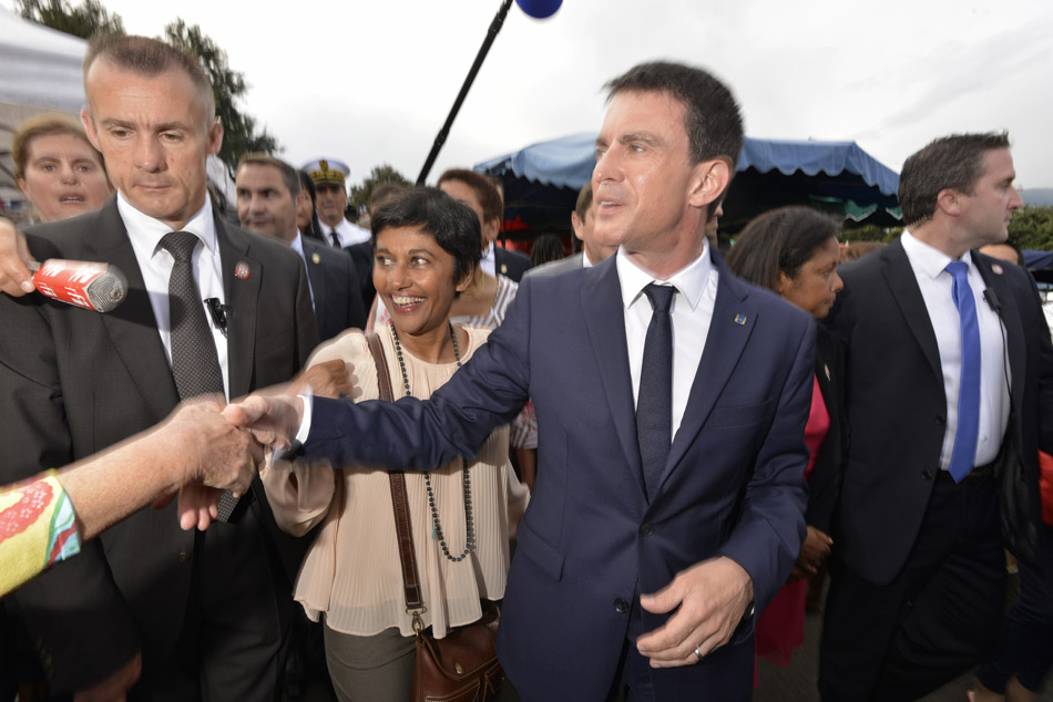 Retour images: Manuel Valls fait son marché aux Camélias