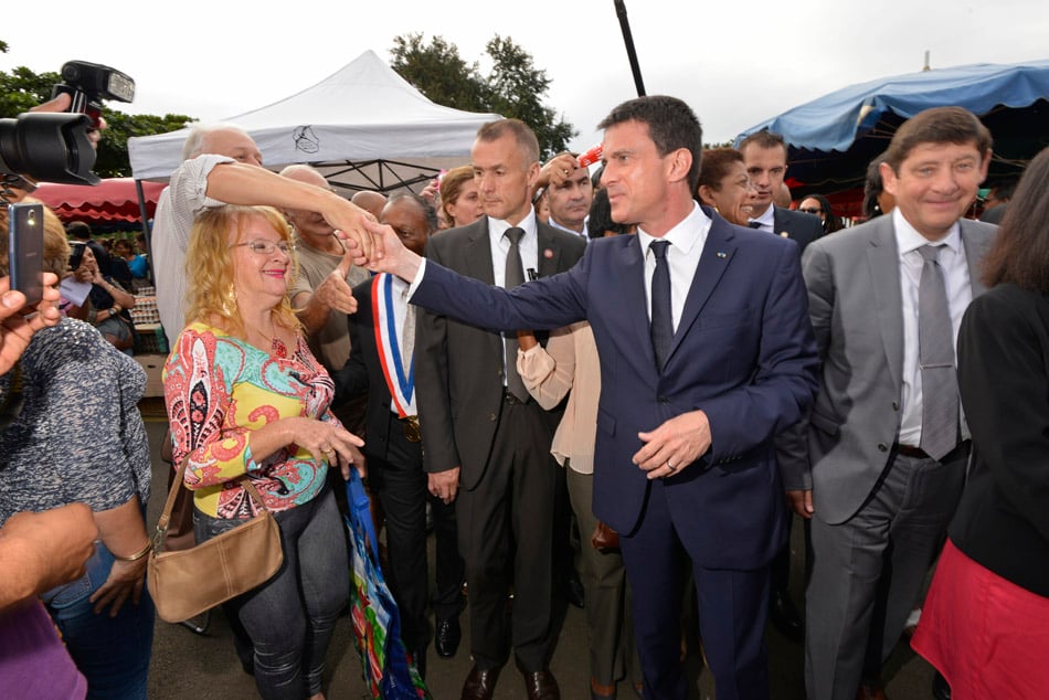 Retour images: Manuel Valls fait son marché aux Camélias
