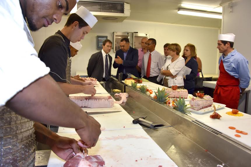 Rencontre entre le recteur Thierry Terret et les jeunes en apprentissage de l'URMA à Sainte-Clotilde