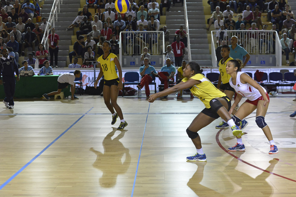 Retour en images sur la victoire des volleyeuses réunionnaises sur les Mauriciennes