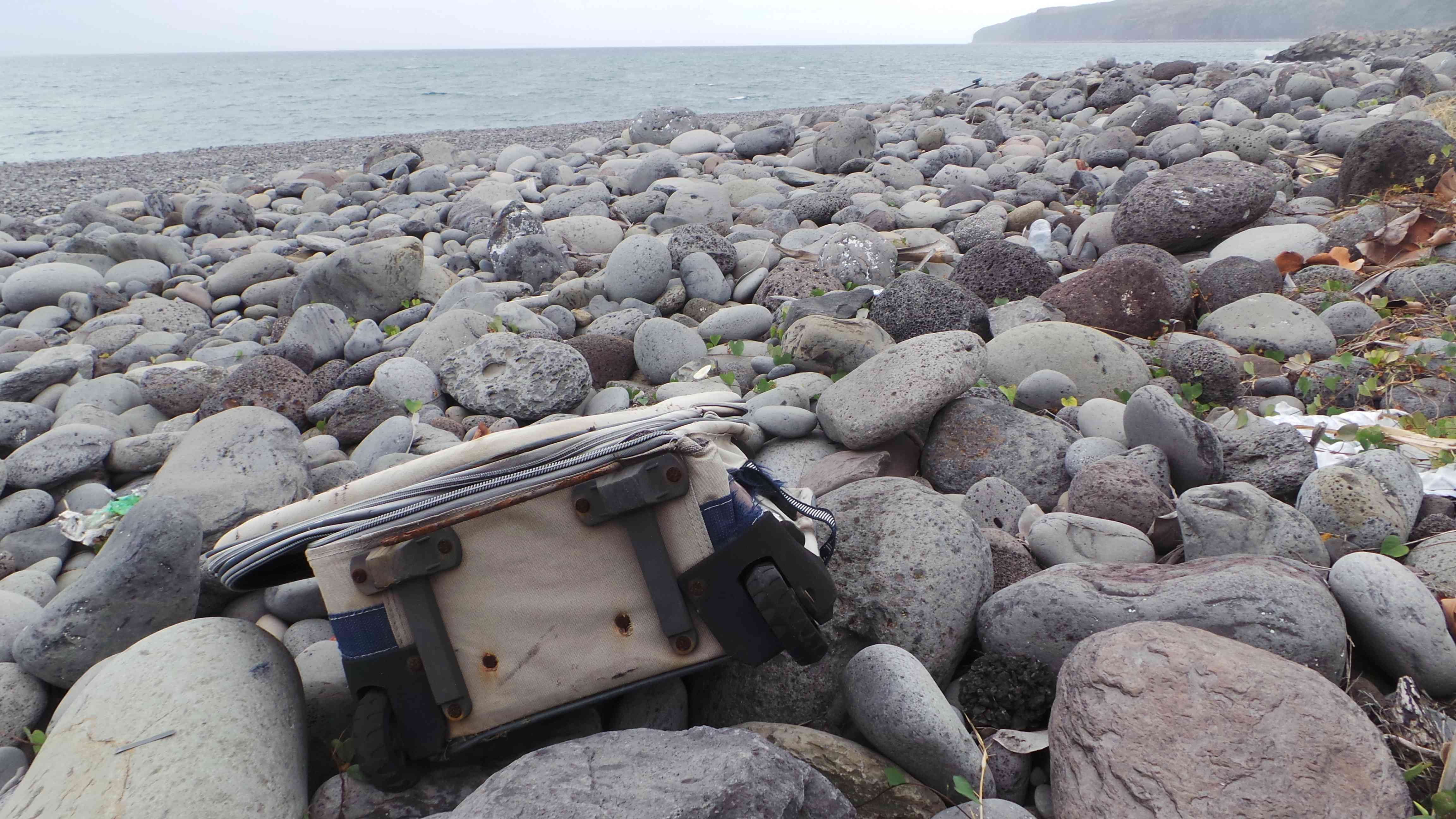 Une valise et des vêtements éparpillés vers le Port Est