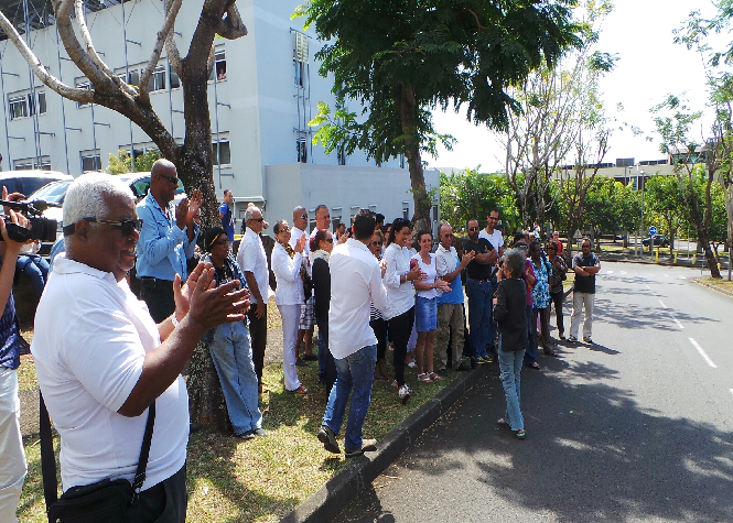 Rassemblement devant Réunion 1ère pour soutenir Sonia, Dédé Maurice et la musique locale