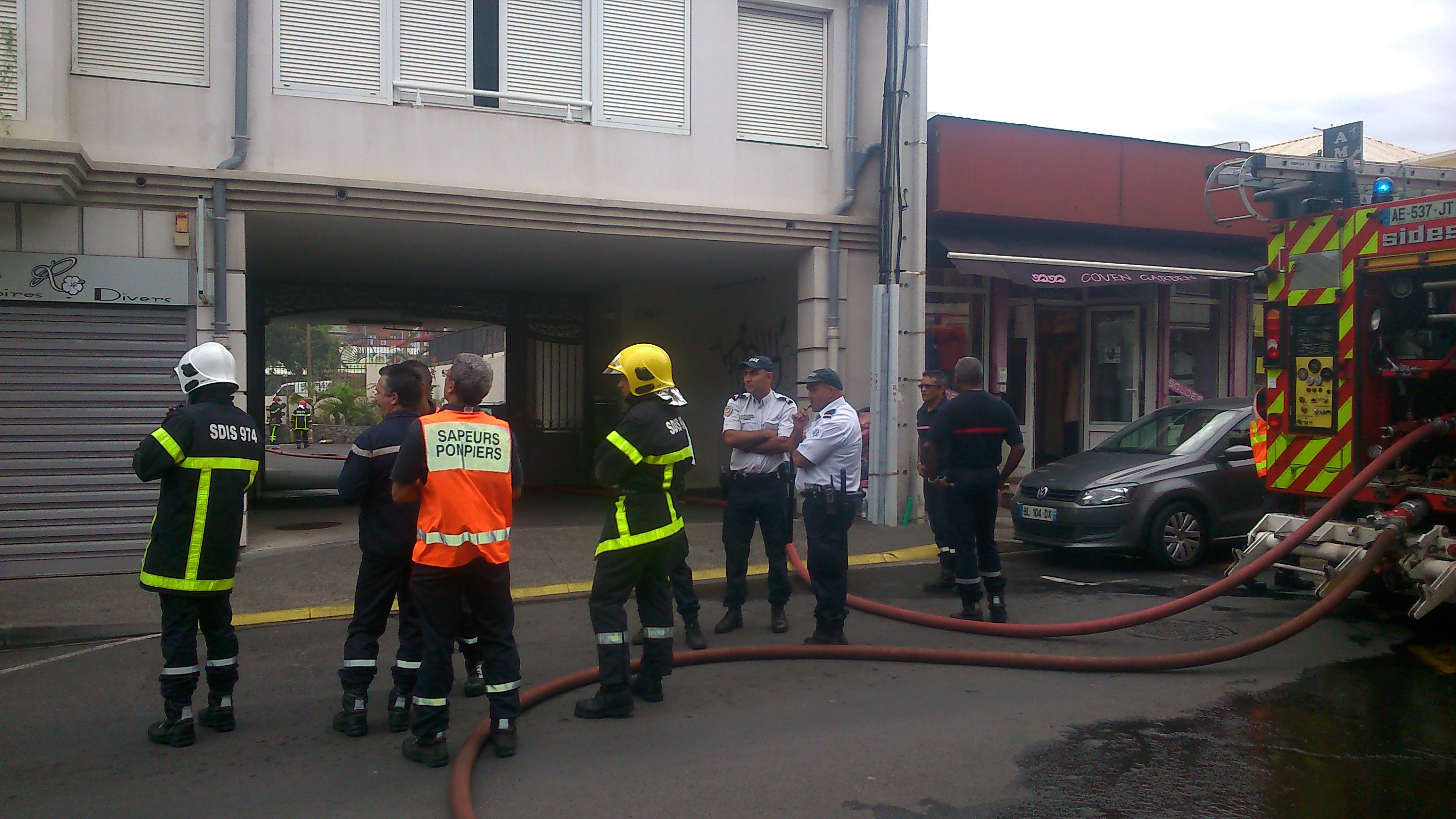 [17h] Saint-Pierre: Une voiture incendiée dans un parking souterrain