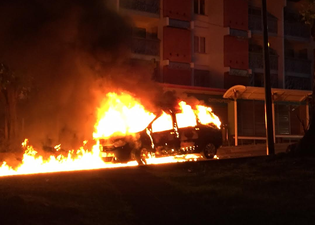 Camélias : Une voiture probablement volée détruite par le feu en pleine ville [VIDEO]