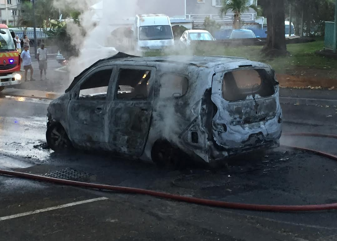 Camélias : Une voiture probablement volée détruite par le feu en pleine ville [VIDEO]