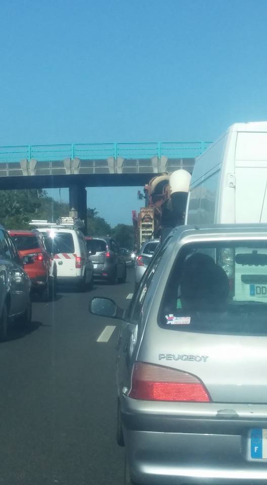 Sainte-Marie: Un camion coincé sous un pont