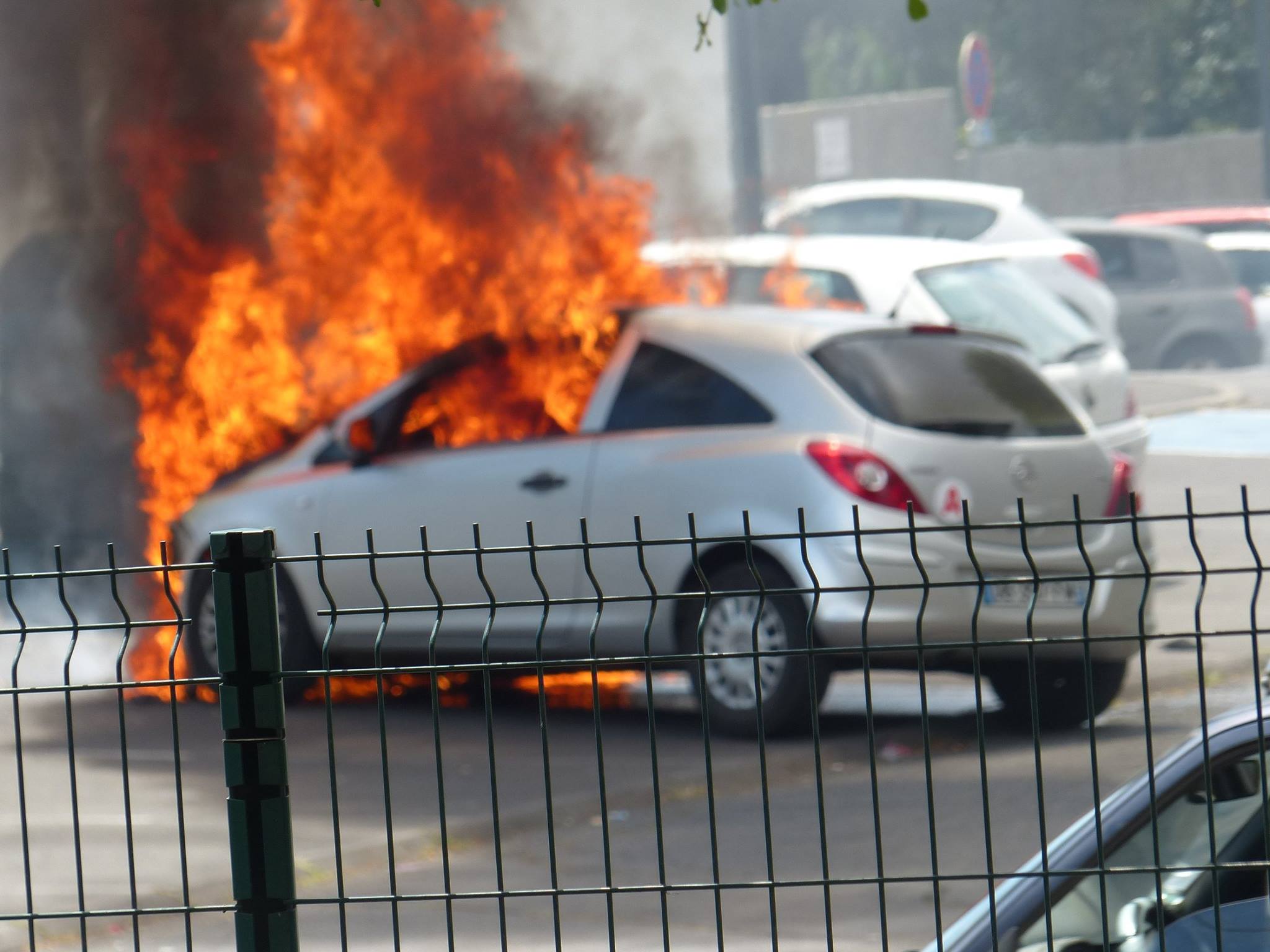 St-Pierre : Une voiture détruite par les flammes