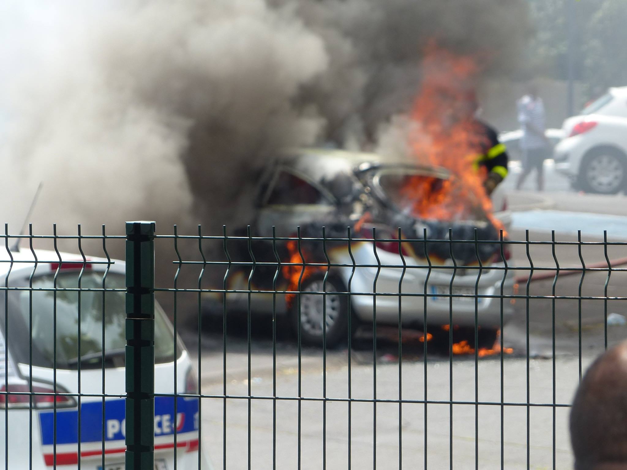 St-Pierre : Une voiture détruite par les flammes