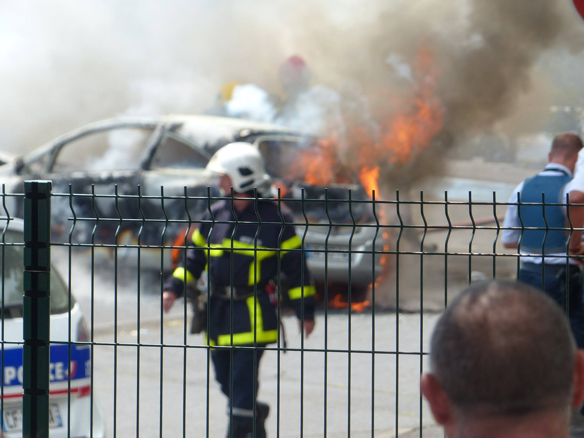 St-Pierre : Une voiture détruite par les flammes