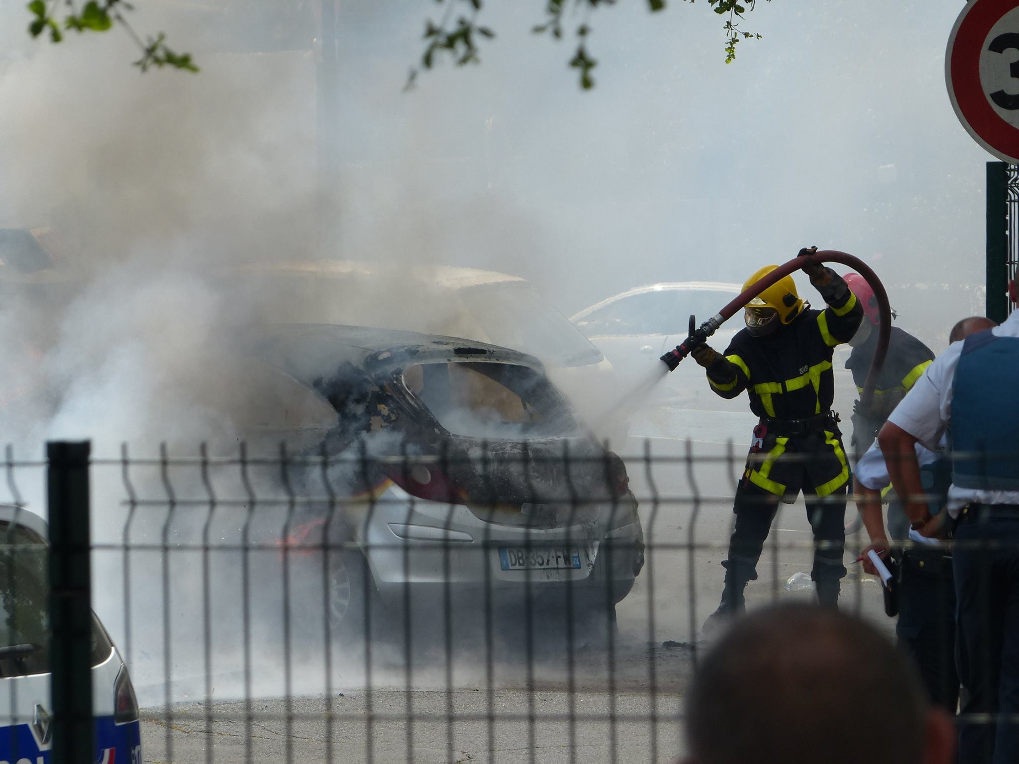 St-Pierre : Une voiture détruite par les flammes