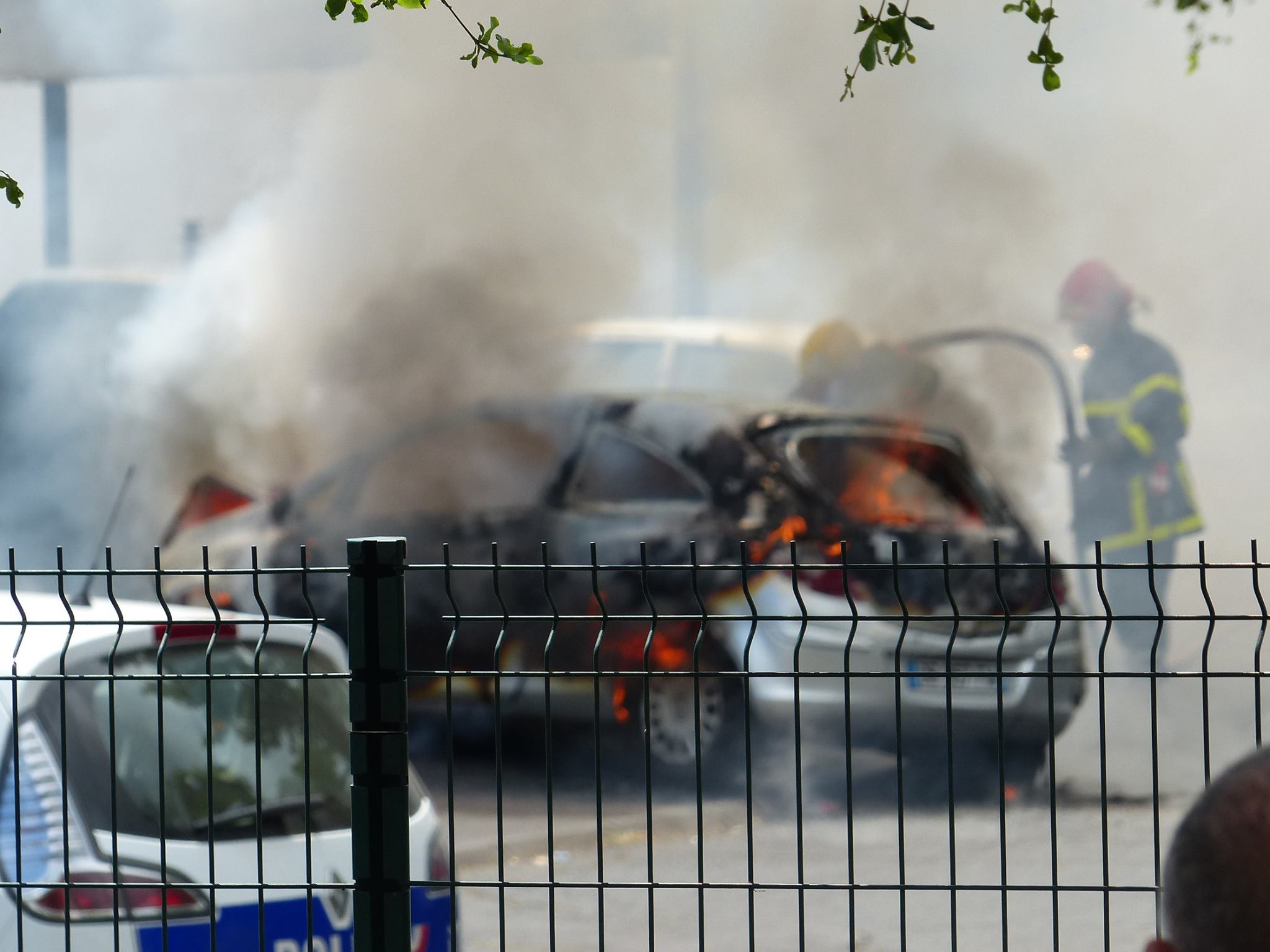 St-Pierre : Une voiture détruite par les flammes