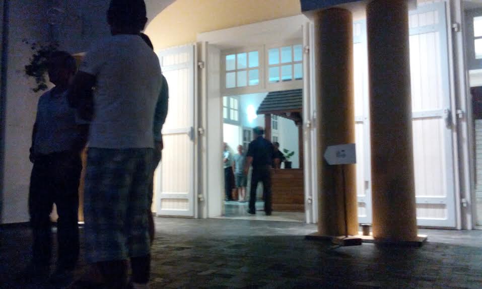 Saint-Joseph : Une centaine de personnes devant la mairie