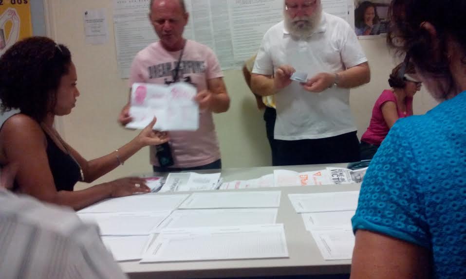 Saint-Joseph : Une centaine de personnes devant la mairie