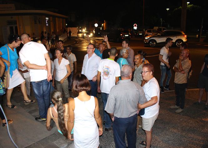 Saint-Joseph : Une centaine de personnes devant la mairie
