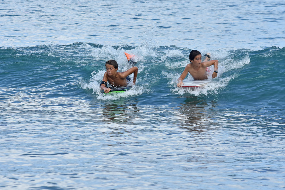 Boucan: 1ère session de surf sécurisé avec Johanne Defay et Renaud Lavillenie