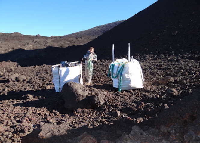 Opération nettoyage dans l'enclos du volcan