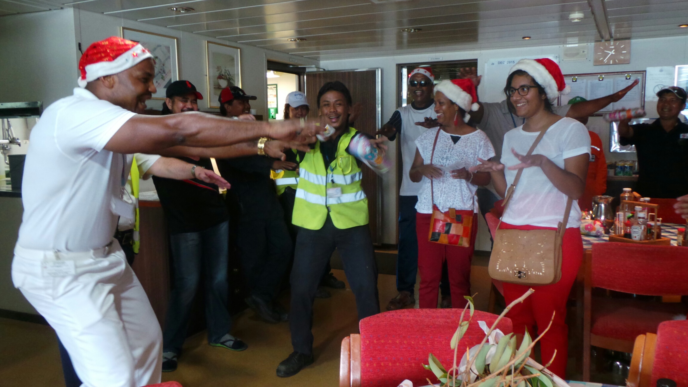 Des cadeaux de Noël et des letchis pour les marins étrangers