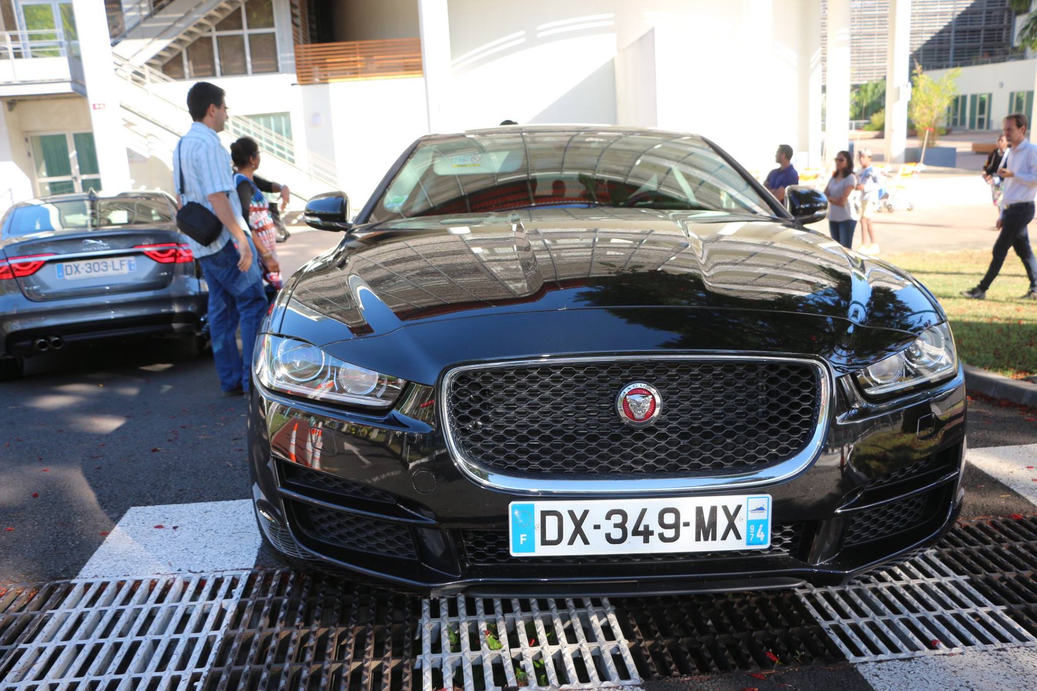 Balade en Jaguar et en hélicoptère pour 9 enfants hospitalisés du CHU Felix Guyon