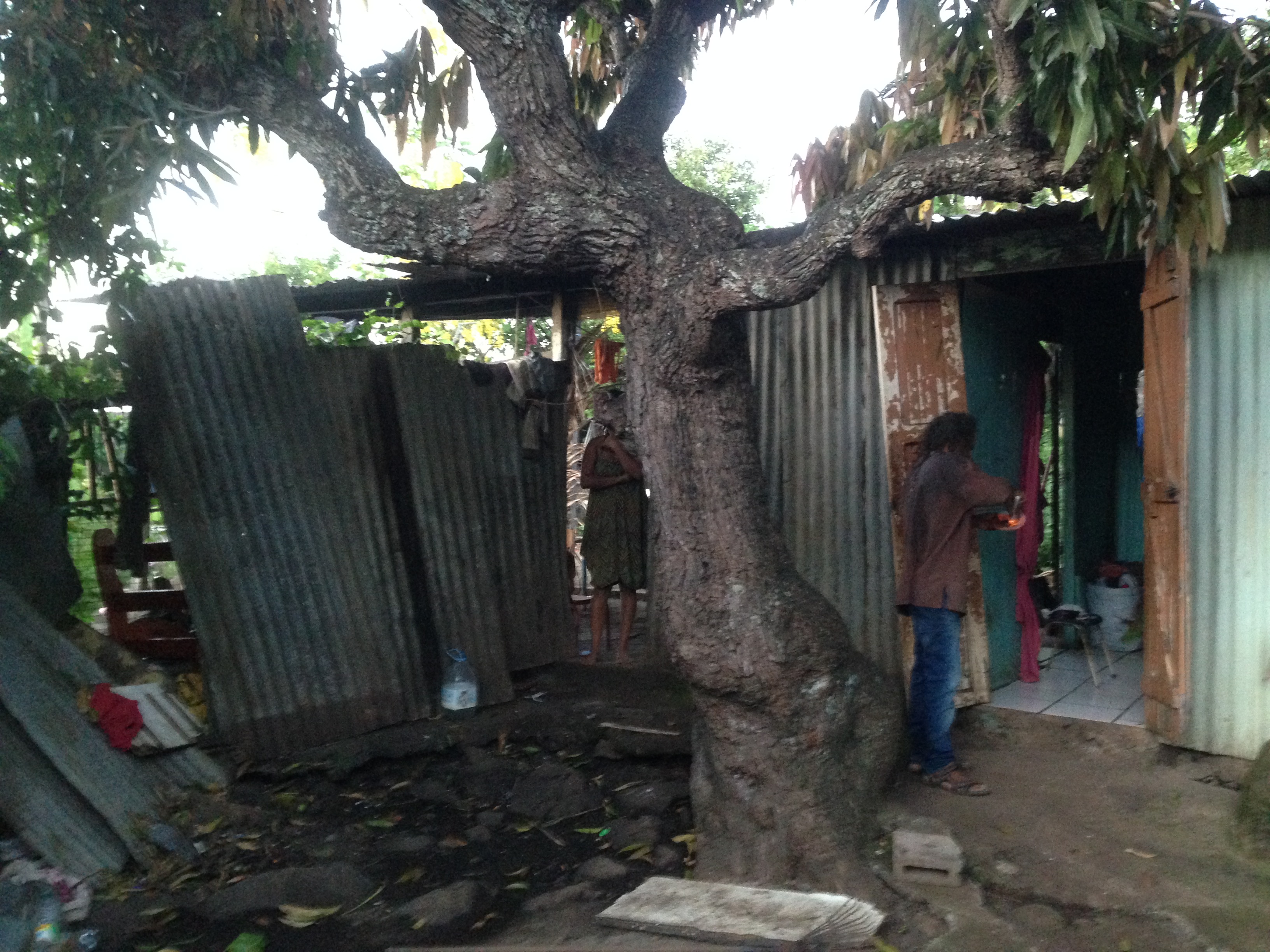 Bois de Nèfles Saint-Paul: Une famille vit sans eau courante ni électricité