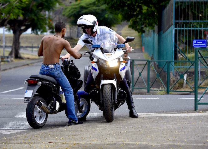 Un scootériste s’enfuit et percute un policier à moto