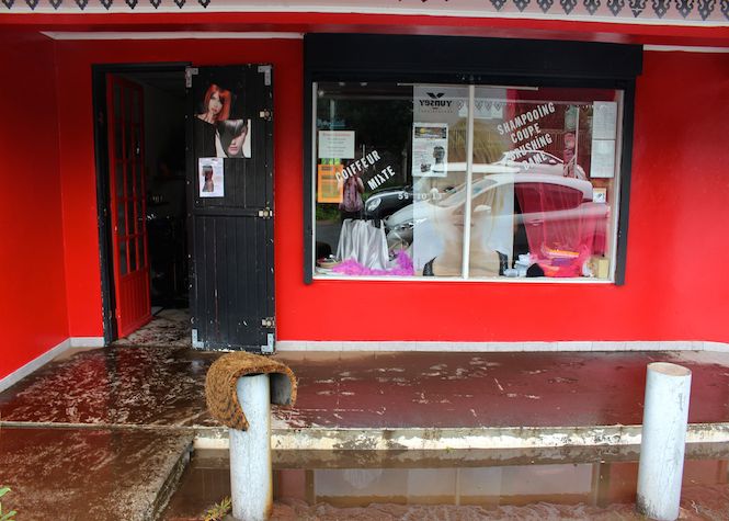 Un salon de coiffure rempli de boue à la Plaine des Cafres