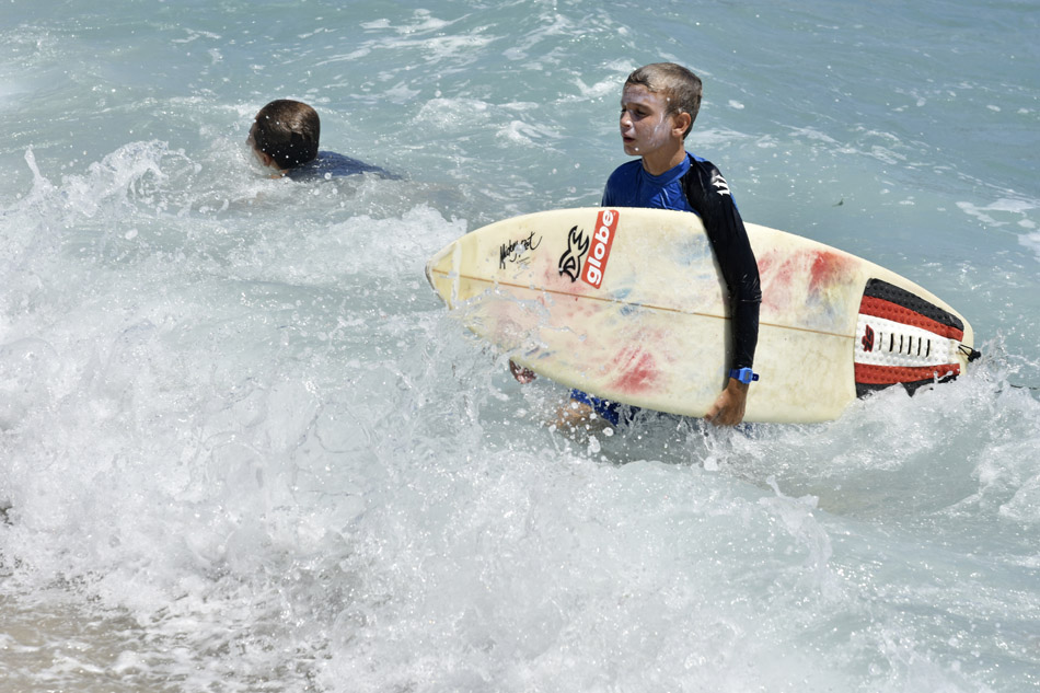 Retour en images sur la compétiton de surf aux Roches-Noires avec Jérémy Florès