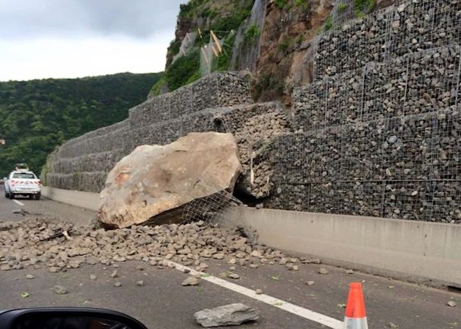 Eboulis sur la route du Littoral, l'axe totalement fermé probablement 