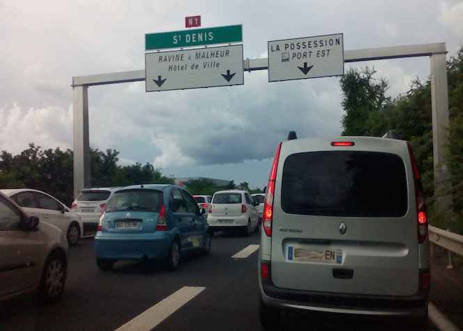 Eboulis sur la route du Littoral, l'axe totalement fermé probablement 