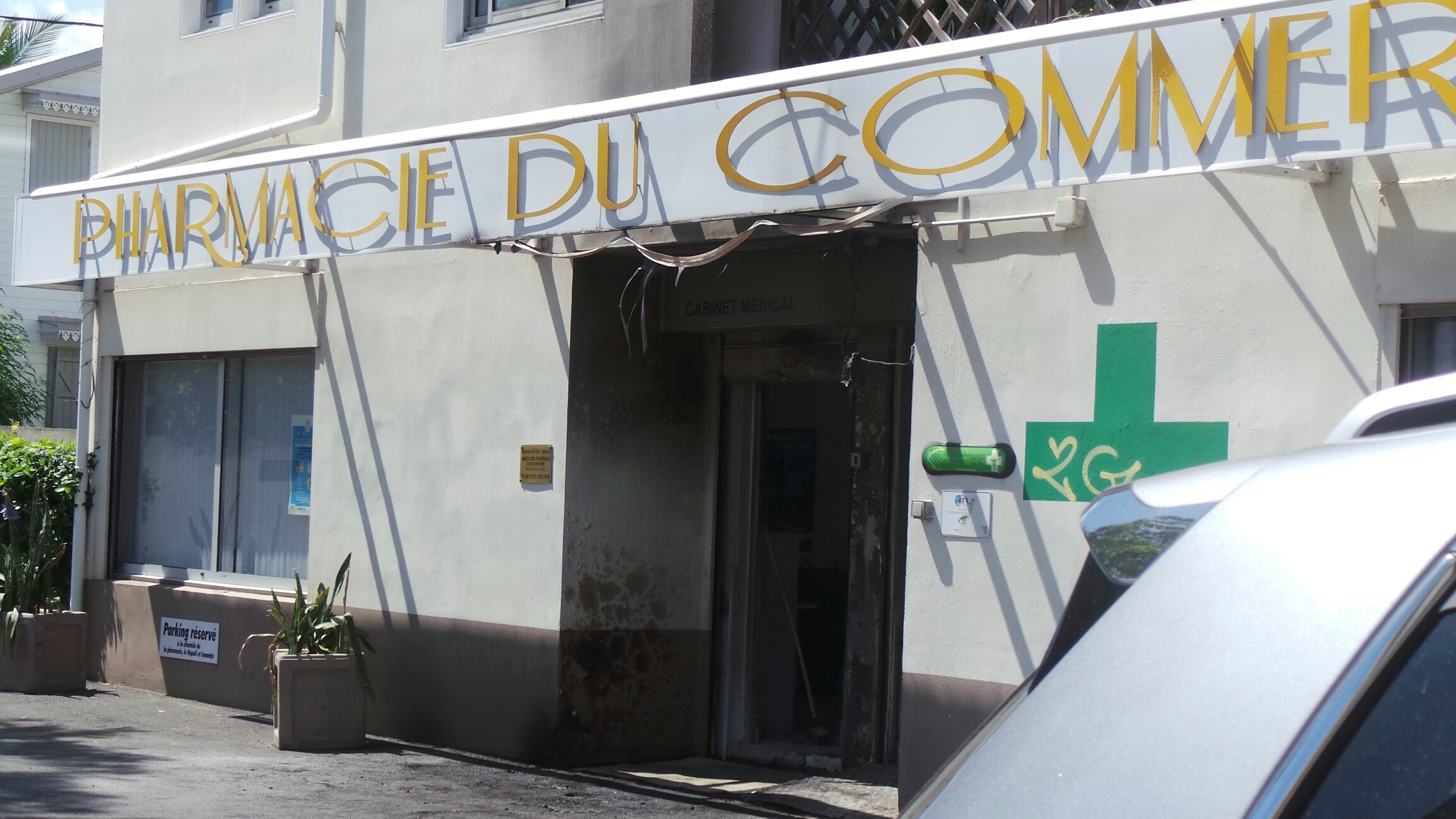 Incendie, pneu crevé, agression, tag insultant... Qui en veut au pharmacien de la Saline-les-Bains?