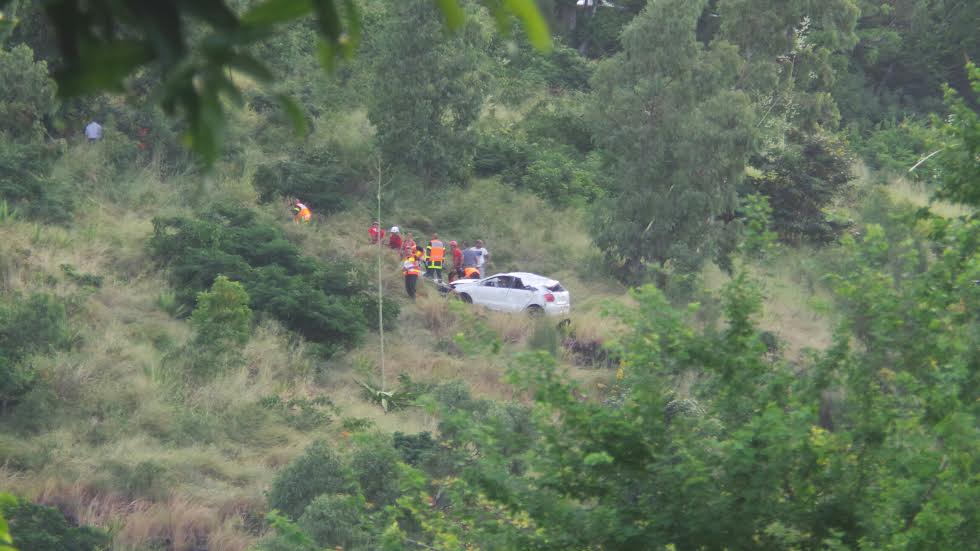 Sortie de route spectaculaire dans les rampes de la Montagne