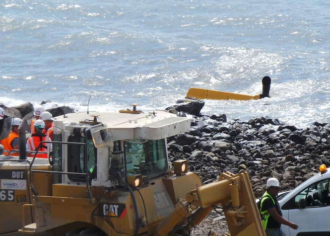 Saint-Denis: Une tractopelle bascule dans la mer