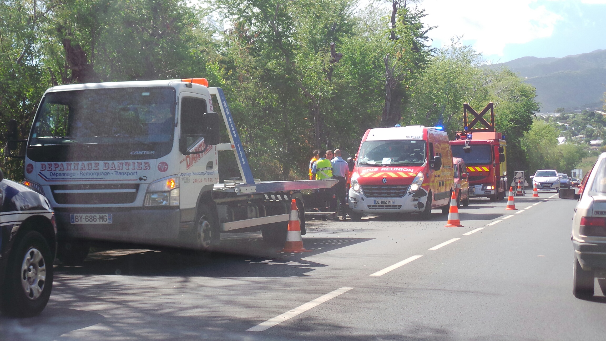 Plaine Saint-Paul : Une voiture sur le toit