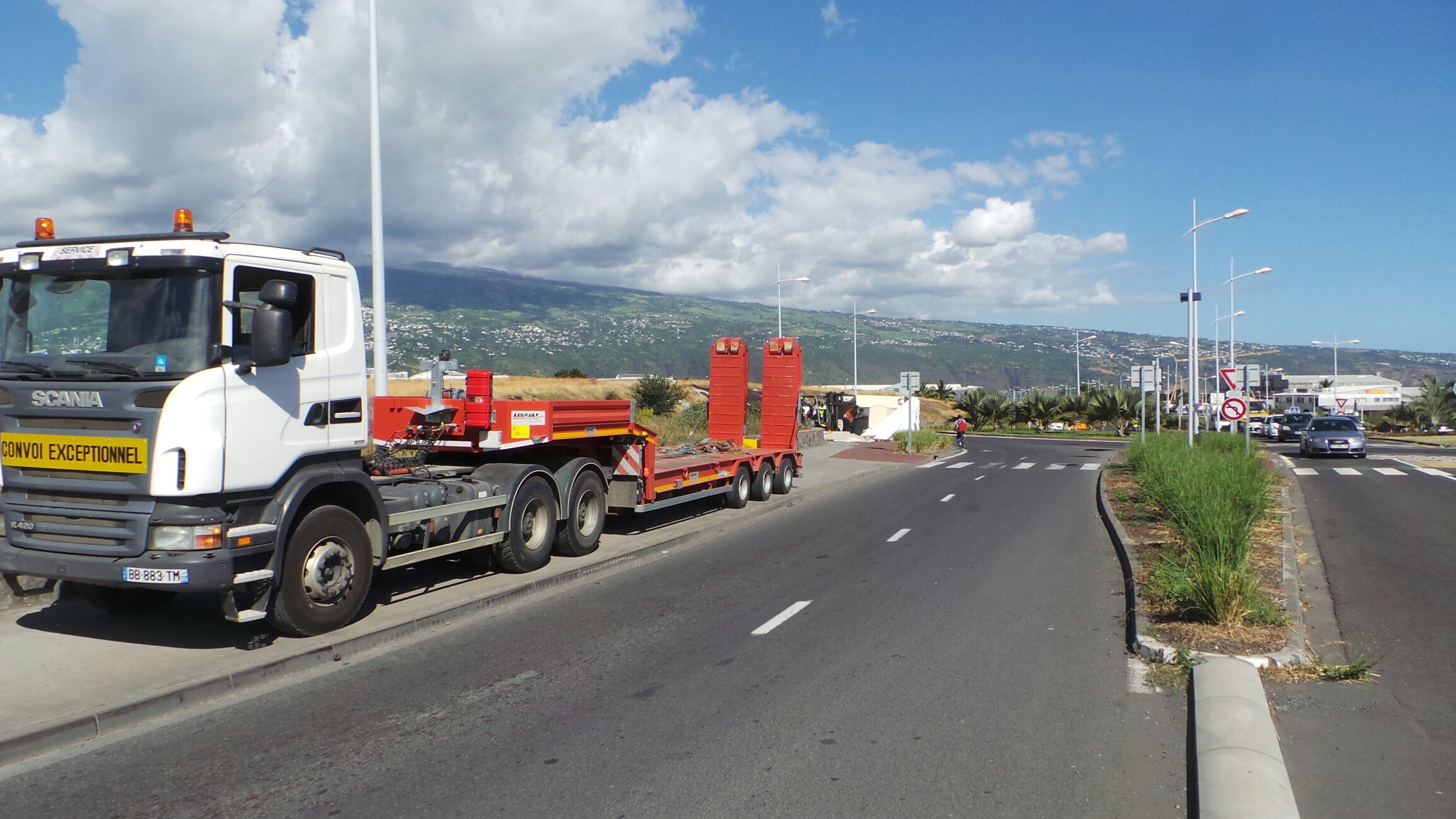 Un transformateur EDF transporté sur un semi-remorque se renverse