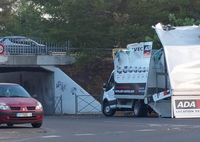 Un fourgon décapité sous le pont