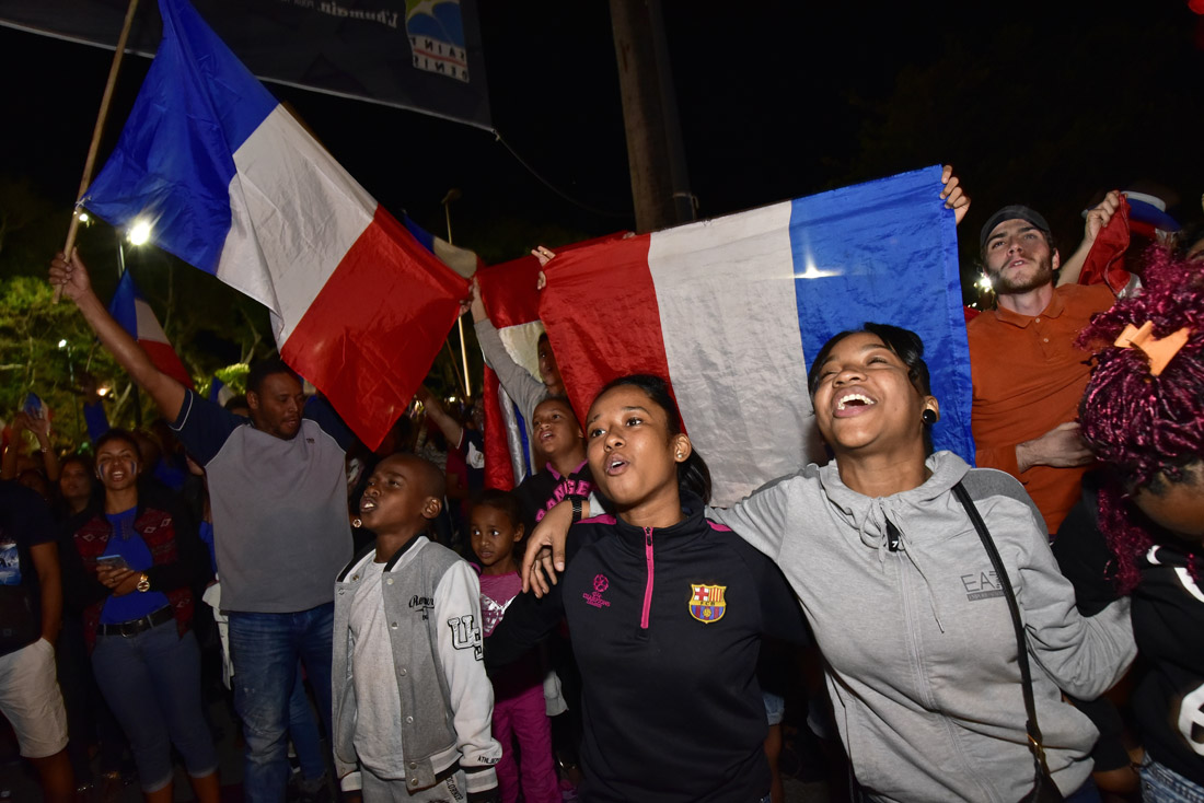 Retour en images sur la détresse des supporters des Bleus au Barachois