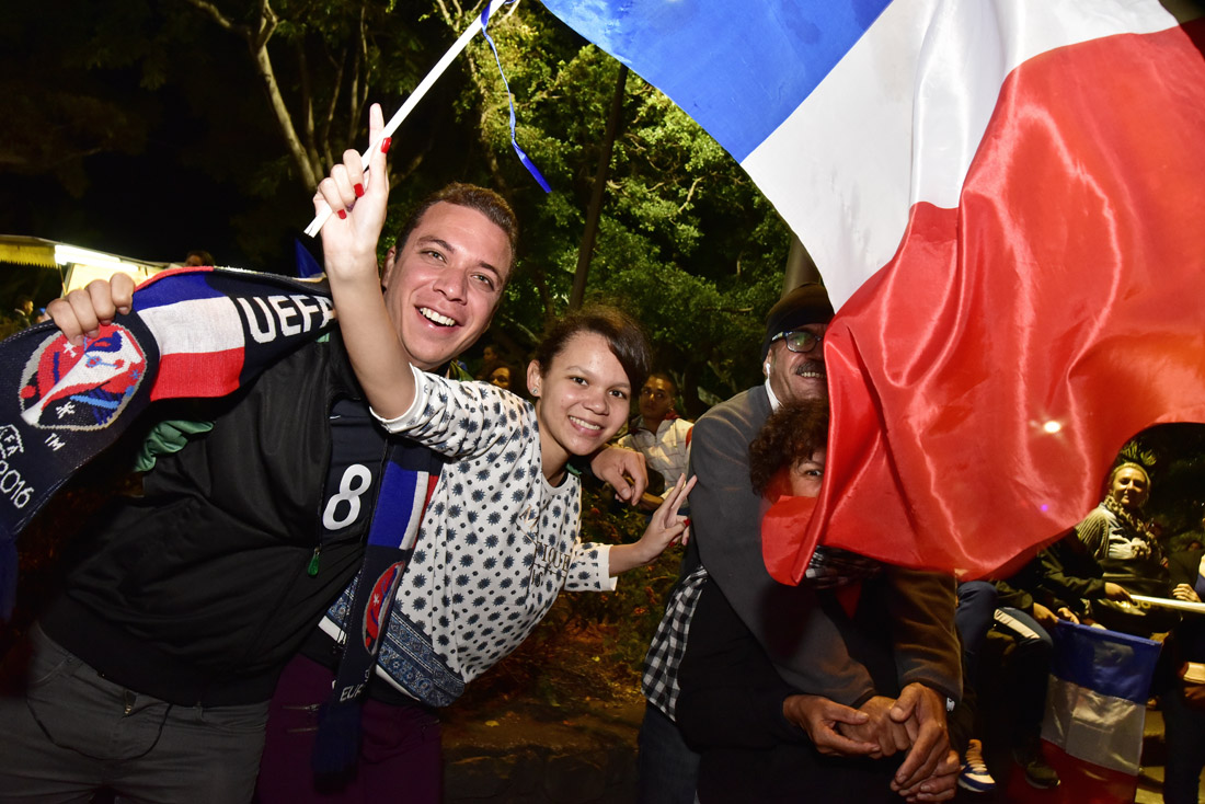 Retour en images sur la détresse des supporters des Bleus au Barachois