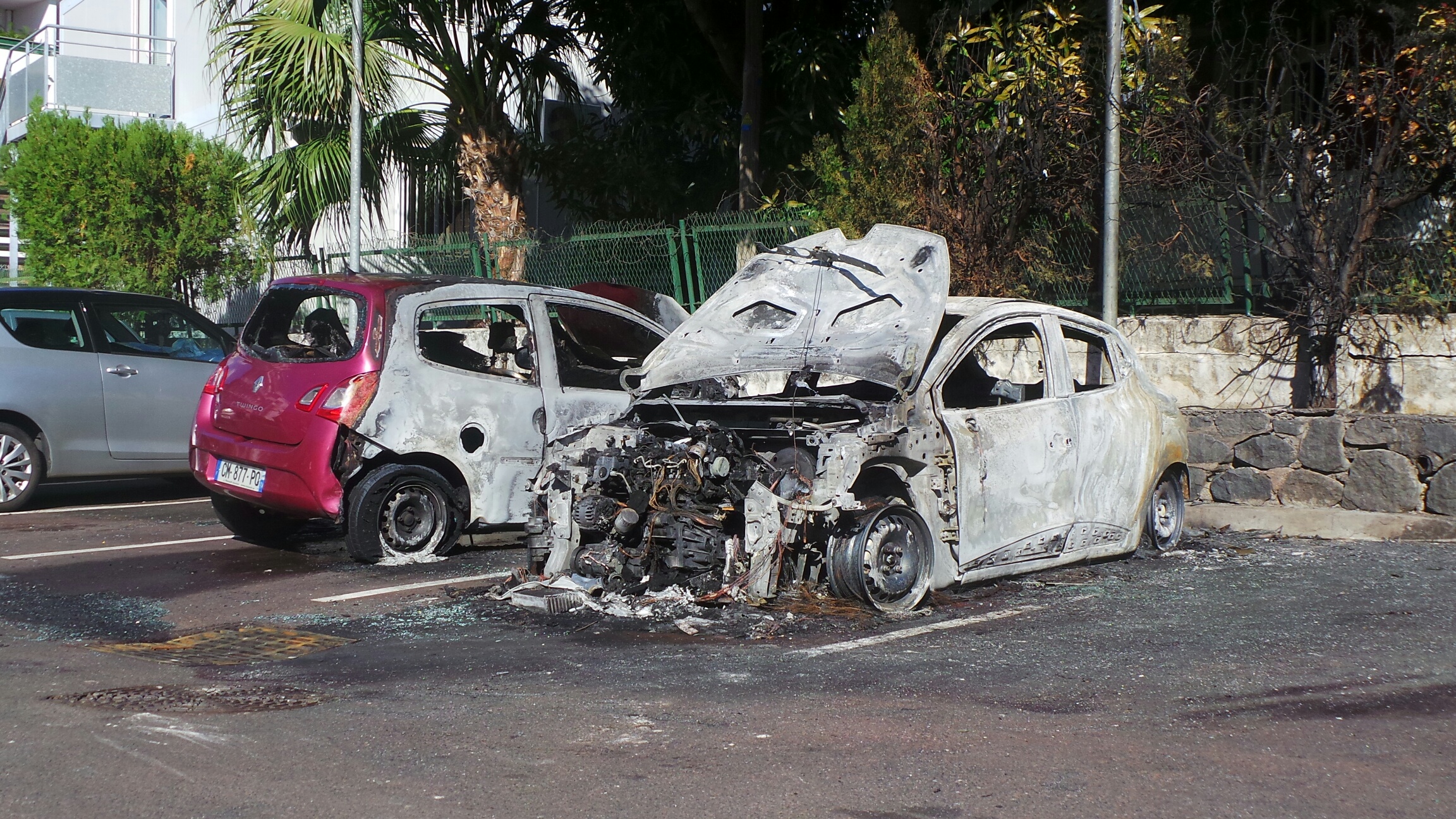 St-Denis: Deux voitures incendiées sur le parking de la Croix-Rouge rue Bouvet