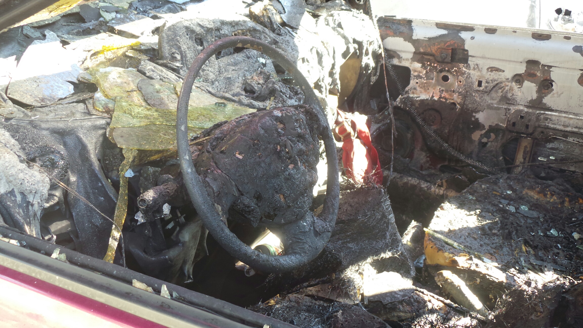 St-Denis: Deux voitures incendiées sur le parking de la Croix-Rouge rue Bouvet