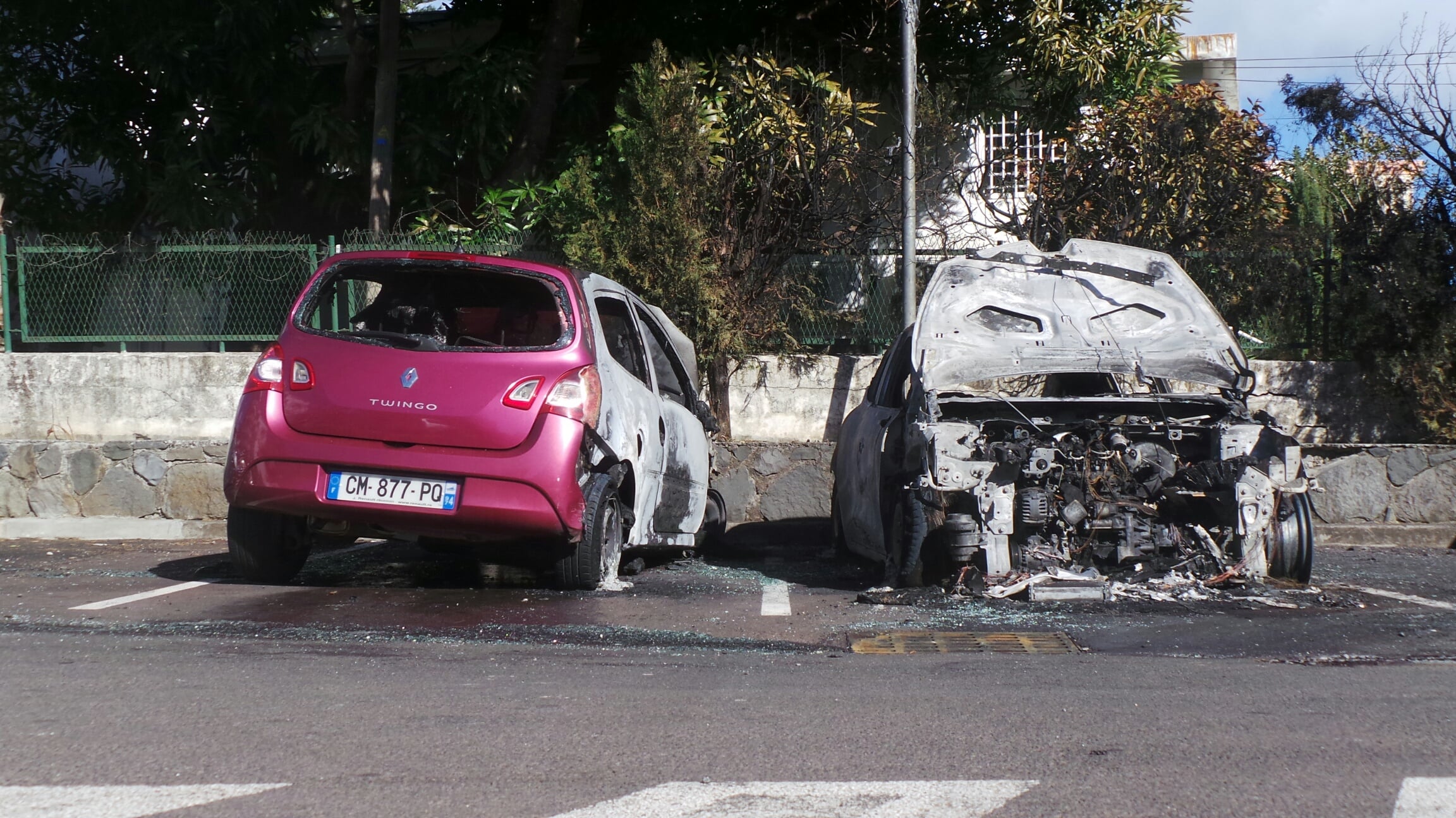 St-Denis: Deux voitures incendiées sur le parking de la Croix-Rouge rue Bouvet